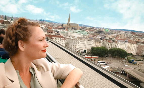 Lina blickt über die Dächer von Wien