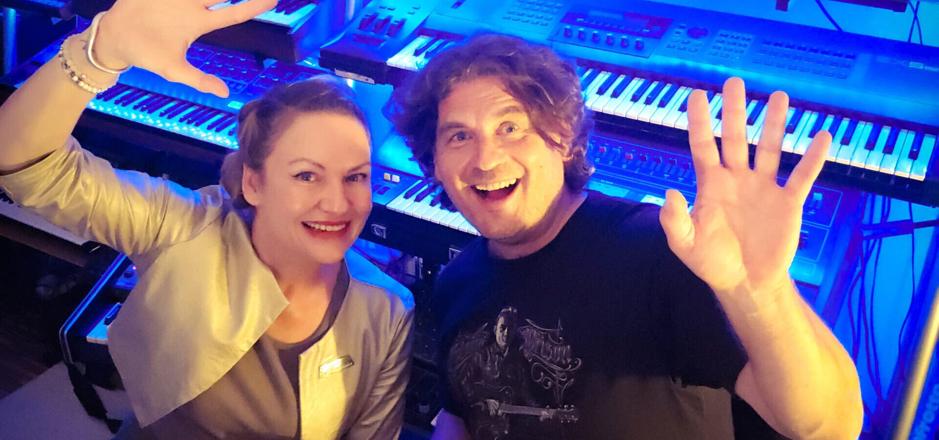 Franz Kreimer, Keyboarder der EAV, und Lina Bibaric winken in die Kamera nach