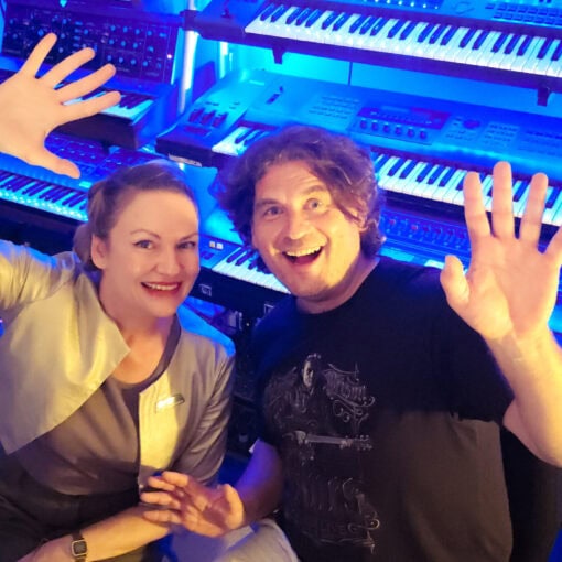 Franz Kreimer, Keyboarder der EAV, und Lina Bibaric winken in die Kamera nach