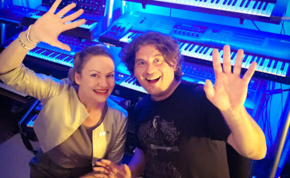 Franz Kreimer, Keyboarder der EAV, und Lina Bibaric winken in die Kamera nach